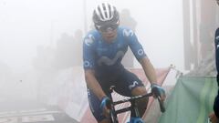 El ciclista colombiano del Movistar Miguel &Aacute;ngel L&oacute;pez llega a la cima del Gamoniteiro como ganador de la decimoctava etapa de La Vuelta 2021