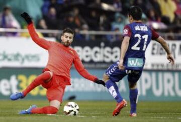 El delantero del Eibar Saúl Berjón lucha un balón con el defensa del FC Barcelona Gerard Piqué durante el partido de la vigésima séptima jornada de liga de Primera División.