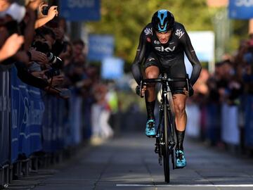 Three-time Tour de France winner, Britain&#039;s Chris Froome of Team Sky, takes part in the prologue of the Herald Sun Tour cycling event in Melbourne on February 1, 2017. / AFP / Mal Fairclough / --IMAGE RESTRICTED TO EDITORIAL USE - STRICTLY NO COMMERCIAL USE--        (Photo credit should read MAL FAIRCLOUGH/AFP/Getty Images)