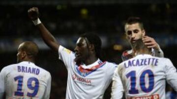 Bafetimbi Gomis (centro) celebra su gol, el segundo del Lyon contra el Troyes en la semifinal de la Copa de la Liga francesa.