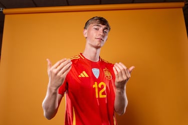 El primer refuerzo del Madrid de Xabi Alonso llegó vía cláusula de rescisión. El Madrid abonó los 50 millones de libras (58 millones de euros al cambio) para hacerse con los servicios del malagueño nacido en Ámsterdam. El defensa más caro en la historia del club blanco.