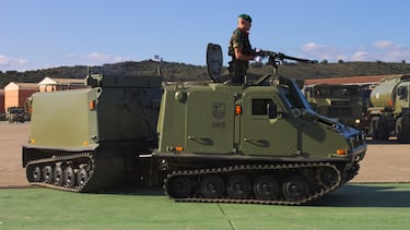 Basado en el Bv 206 sueco, es un vehículo articulado y anfibio diseñado para operar en terrenos difíciles como nieve, barro y montañas. Tiene capacidad para hasta 17 personas y puede adaptarse para transporte de carga, evacuación médica o puesto de mando. Su movilidad extrema y baja presión sobre el suelo le permiten desplazarse en condiciones adversas. El Ejército Español opera versiones estándar (Bv 206) y blindadas (Bv 206S), utilizadas en misiones nacionales e internacionales. Además, es helitransportable y aerolanzable, facilitando su despliegue rápido.