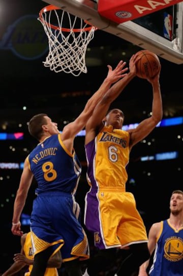 Los Lakers debutaron en el Staples con clara derrota ante los Warriors. Kobe, otra vez muy bien y exhibición de la pareja Stephen Curry-Klay Thompson.