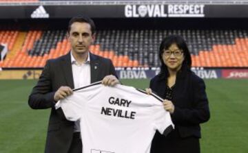 Gary Neville fue presentado el 3 de diciembre de 2015.