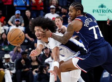 Cada partido de la NBA es una batalla campal. Cada posesión cuenta. Cada balón cuenta, como demostró el base de Orlando Magic Anthony Black, que vio cómo Kevin Porter Jr., su rival de Los Angeles Clippers, le metía un dedo en el ojo en la lucha por una pelota suelta en el partido que disputaron en Inglewood, California.
