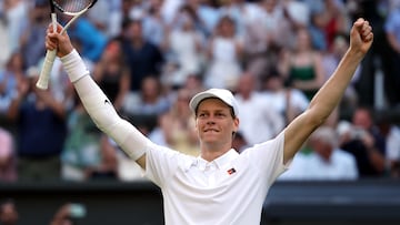 Wimbledon (United Kingdom), 13/07/2025.- Jannik Sinner of Italy celebrates after winning the Men's Singles final match against Carlos Alcaraz of Spain at the Wimbledon Championships, Wimbledon, Britain, 13 July 2025. (Tenis, Italia, España, Reino Unido) EFE/EPA/NEIL HALL EDITORIAL USE ONLY