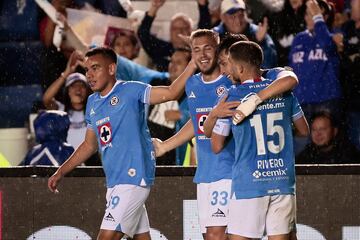 MEX7278. CIUDAD DE MÉXICO (MÉXICO), 31/08/2024.- Carlos Rodríguez (i), Gonzalo Piovi (c) y Alexis Gutiérrez (d) de Cruz Azul celebra un gol anotado al América este sábado, durante un partido de la jornada seis del Torneo Apertura del fútbol mexicano realizado en el Estadio Ciudad de los Deportes en Ciudad de México (México). EFE/José Méndez
