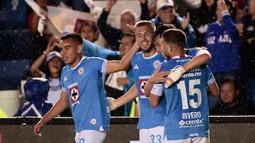 MEX7278. CIUDAD DE MÉXICO (MÉXICO), 31/08/2024.- Carlos Rodríguez (i), Gonzalo Piovi (c) y Alexis Gutiérrez (d) de Cruz Azul celebra un gol anotado al América este sábado, durante un partido de la jornada seis del Torneo Apertura del fútbol mexicano realizado en el Estadio Ciudad de los Deportes en Ciudad de México (México). EFE/José Méndez