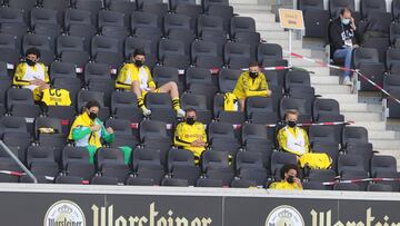 Los suplentes del Dortmund en su partido contra el Paderborn.