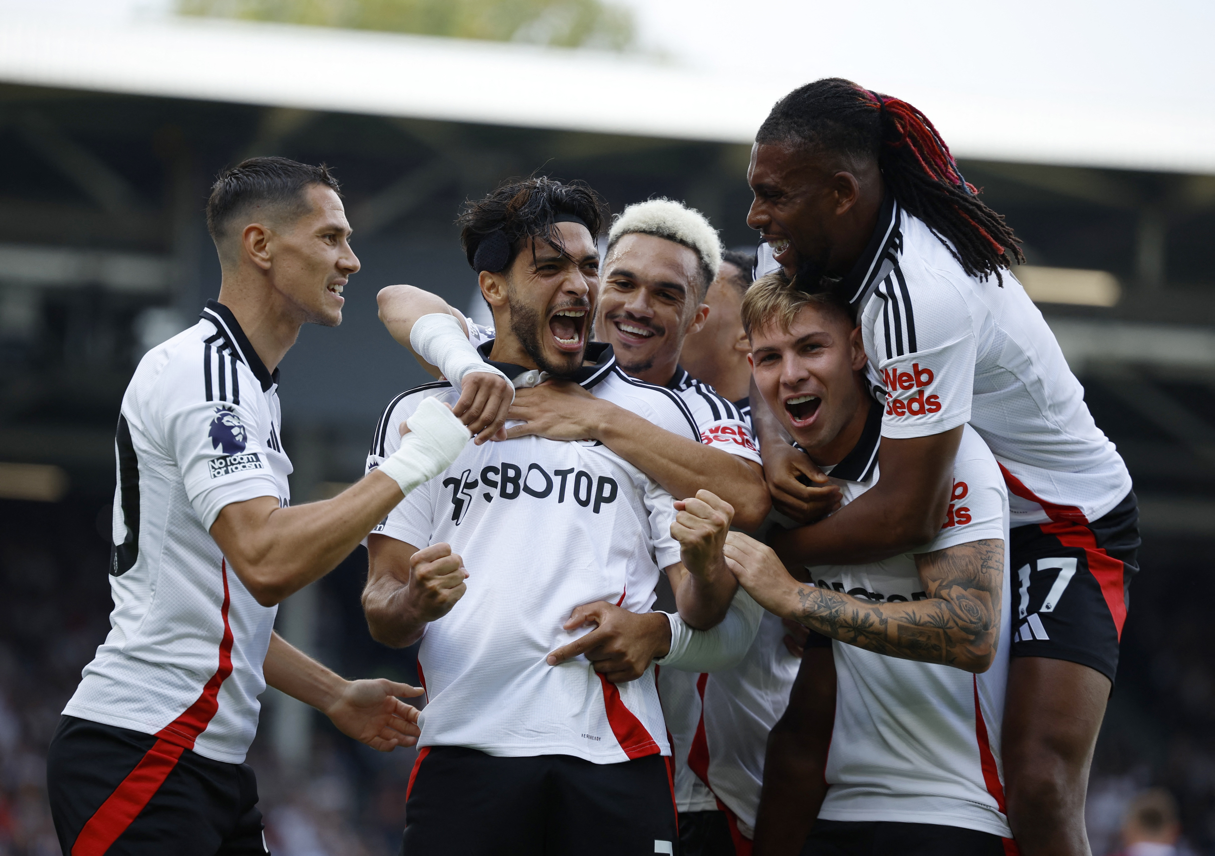 Semanas contadas para que Raúl Jiménez desfalque a Chicharito Hernández en Premier League