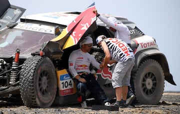 En la etapa 9, Sebastien Loeb y Daniel Elena han perdido toda opción de victoria. Rompieron en frontal de su coche al no ver un agujero. Perdieron más de siete horas en la clasificación general.