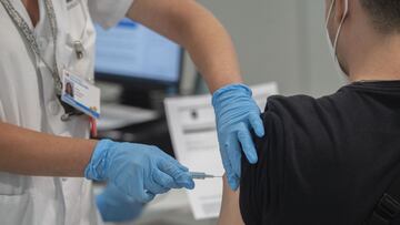 Archivo - Un joven recibe la primera dosis de la vacuna xxxx en el Hospital Zendal