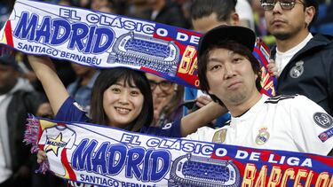 Hinchas nipones de ambos equipos en un Clásico.