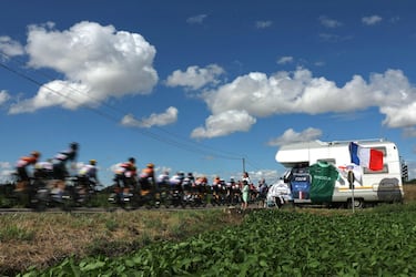 El pelotón pasa junto a una autocaravana en la sexta etapa del Tour.