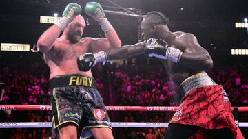 Deontay Wilder golpea a Tyson Fury durante su tercer combate.