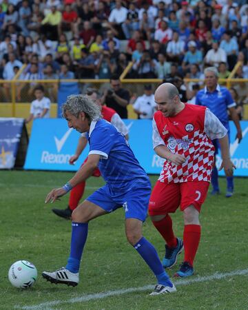 Ambos fueron los protagonistas de un partido organizado por ESPN en El Salvador para celebrar el 60 aniversario del excadista Mágico. Se midieron en el Mundial de España de 1982 en Alicante.