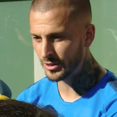 Benedetto la lía: polémico apoyo al líder de la barra de Boca