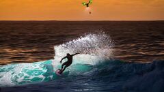 Foto de surf de Gony Zubizarreta en Haw&aacute;i hecha con un dron que funcionaba como flash remoto.