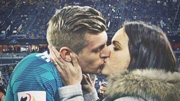 Toni Kroos y su mujer bes&aacute;ndose tras una victoria del Real Madrid.