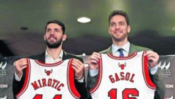 Mirotic y Pau Gasol durante su presentación como jugadores de los Chicago Bulls.