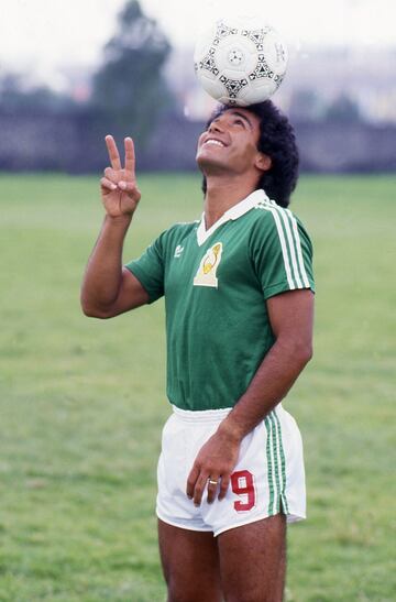 Para 1980, Hugo Sánchez no fue a una gira por Oceanía con la Selección Mexicana por tener que concentrar con el San Diego Soccer, equipo con el que jugaba cuando no había acción en la Liga MX. Lo anterior no le afectó para futuros llamados.