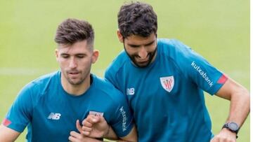 Areso, junto a Ra&uacute;l Garc&iacute;a, durante un entrenamiento del Athletic