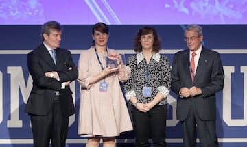 Reconocimiento especial a Forges.
Fernando Galindo (presidente del Movistar Estudiantes), Berta y Micaela Fraguas y Miguel Ángel Bufala (presidente del Club Estudiantes).