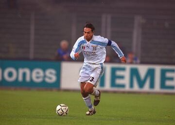 Considerado por muchos como uno de los mejores centrales de su tiempo y también uno de los mayores defensores de la historia. Alessandro Nesta nació en Roma y su padre era fanático de la Lazio. Inició su carrera profesional en las categorías inferiores del club italiano. Llegó a jugar 261 partidos como Blanquiceleste.