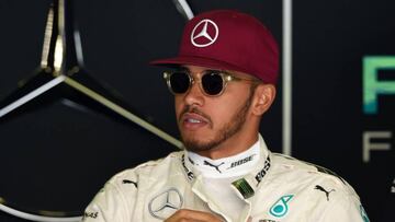 Lewis Hamilton y la estrella de Mercedes, inseparables.
