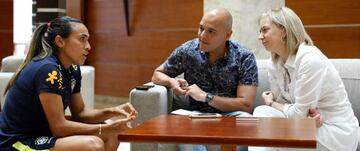 Marta, estrella de la selección femenina brasileña, con los periodistas de AS, Isabel Roldán y Fernando Kallás, durante la entrevista en Madrid.