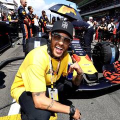 El 'show' de Neymar, las gafas de Alves y el vacío de la ciudad