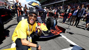 Neymar, en la parrilla del GP de Barcelona.