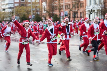 11.000 corredores disfrazados de Papá Noel han celebrado la nueva edición de la carrera más navideña, familiar y divertida de Madrid.