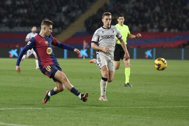 3-0. Contragolpe perfecto. Carrera de Fermín López que saca un centro perfecto, al segundo palo, donde aparece Robert Lewandowski para rematar de cabeza y superar a Sergio Herrera.