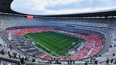 Grúas abarrotan las alturas del Estadio Azteca