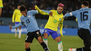 AME8251. MONTEVIDEO (URUGUAY), 17/10/2023.- Maximiliano Araújo (i) de Uruguay disputa el balón con Yan Couto de Brasil hoy, en un partido de las Eliminatorias Sudamericanas para la Copa Mundial de Fútbol 2026 entre Uruguay y Brasil en el estadio Centenario, en  Montevideo (Uruguay). EFE/Gaston Britos
