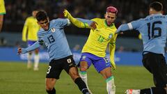 AME8251. MONTEVIDEO (URUGUAY), 17/10/2023.- Maximiliano Araújo (i) de Uruguay disputa el balón con Yan Couto de Brasil hoy, en un partido de las Eliminatorias Sudamericanas para la Copa Mundial de Fútbol 2026 entre Uruguay y Brasil en el estadio Centenario, en  Montevideo (Uruguay). EFE/Gaston Britos
