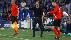 Quique dirigiendo el que ha sido su último partido al frente del Getafe contra el Almería.