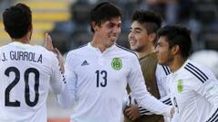 El jugador de M&eacute;xico, Bryan Salazar, centro, celebra con sus compa&ntilde;eros su gol contra Ecuador durante el partido del mundial sub 17 disputado en el estadio Francisco S&aacute;nchez Rumoroso de Coquimbo, 