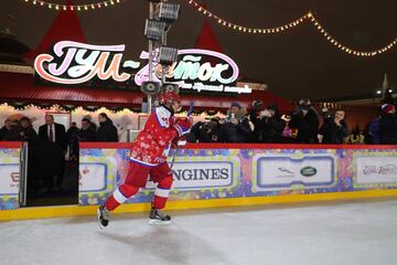 El presidente ruso, participó de un partido de hockey hielo que ya se está convirtiendo en un evento tradicional en las fechas cercanas a la navidad, en la Plaza Roja de Moscú, con la intención de fomentar el interés por el deporte amateur. Estuvo acompañado por otros políticos como el ministro de defensa y algunos empresarios, además de ex jugadores profesionales.