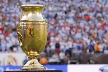 BOG145. EAST RUTHERFORD, (NJ, EE.UU.), 26/06/2016.- Fotografía del trofeo de la Copa América Centenario hoy, domingo 26 de junio de 2016, en la final entre Argentina y Chile de la copa en el estadio MetLife de East Rutherford, Nueva Jersey (EE.UU.). EFE/MAURICIO DUEÑAS CASTAÑEDA