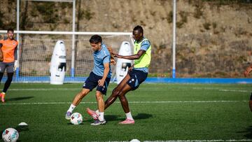 Sadiq Umar pugna con Gorrotxategi por un balón en un entrenamiento de la Real Sociedad.