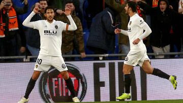 GRAF6123. GETAFE (ESPA&Ntilde;A), 10/11/2018.- El delantero del Valencia Dani Parejo (i), festeja su gol contra el Getafe durante el partido de LaLiga Santander correspondiente a la jornada 12, disputado en el Coliseum Alfonso P&eacute;rez de Getafe.-EFE/