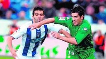 <b>INTENTOS BALDÍOS. </b>Xisco trata de escaparse de la férrea vigilancia de Iago Bouzón. Quien sí ganó la posición fue un avión de papel (ver la parte inferior izquierda de la foto).