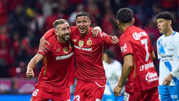 Oswaldo Virgen celebrates his goal 3-1 with Hector Herrera of Toluca during the 8th round match between Toluca and Puebla as part of the Liga BBVA MX, Torneo Apertura 2025 at Nemesio Diez Stadium, on September 13, 2025 in Toluca, Estadio de Mexico, Mexico.
