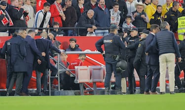 Parada del partido por lanzamiento de objetos.