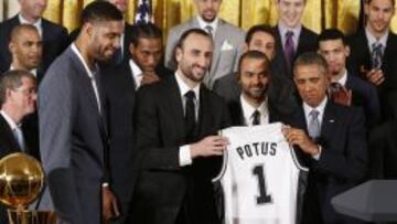 Ginóbili, durante la recepción de Obama en la Casa Blanca a los actuales campeones de la NBA: los Spurs.