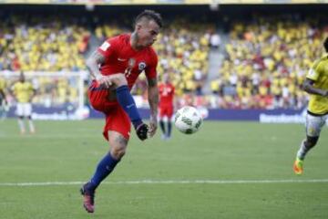 El nuevo jugador de Tigres es una figura a nivel mundial. Segundo máximo goleador de la selección chilena con 34 goles en 67 partidos, dos menos que su compañero, Alexis Sánchez, además es el máximo goleador chileno en Copa América igualado con Enrique Hormazábal con 10 tantos. Llega a México con 27 años y tras haber jugado en las 4 grandes ligas europeas (Premier, Serie A, Liga Santander y Bundesliga). Es un delantero y extremo muy móvil, veloz y con mucho gol.