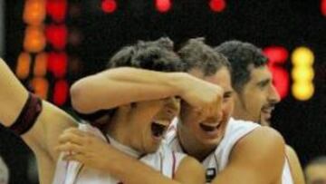 <b>VAYA ALEGRÍA.</b> Los jugadores turcos celebran su inesperada victoria ante los lituanos.