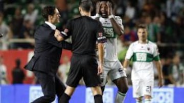 Carlos Sánchez se queja ante Muñiz.